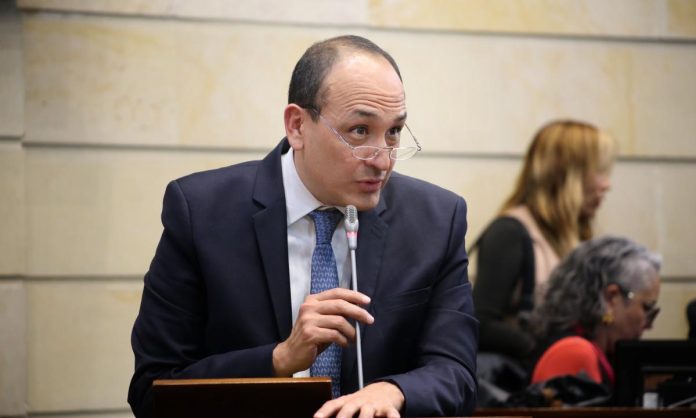 Vladimir Fernández Vladimir Fernández, nuevo magistrado de la Corte Constitucional