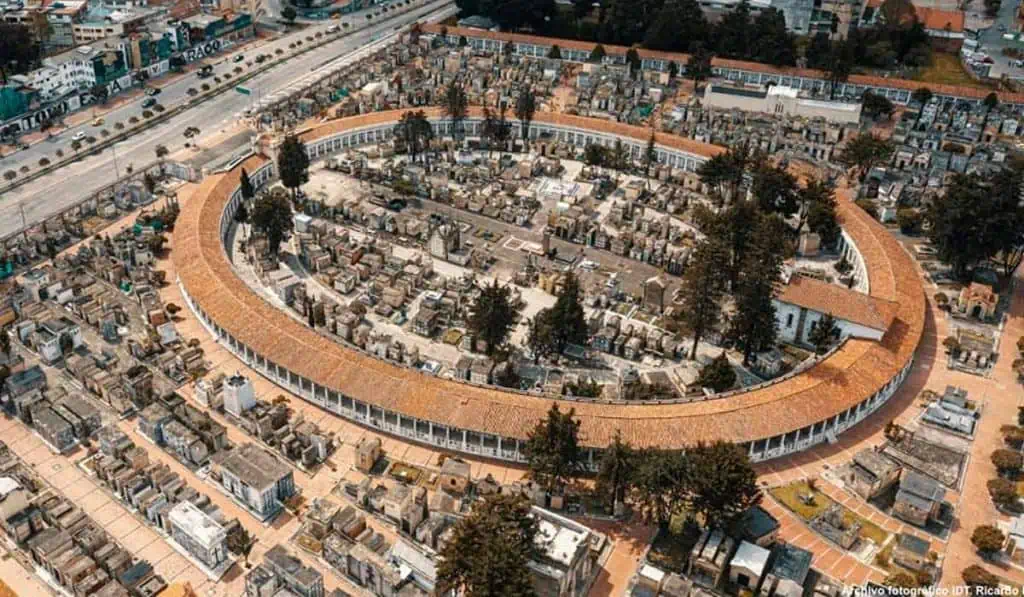 El Distrital Central y los otros cementerios que dejarán de funcionar en Bogotá El cementerio Central de Bogotá dejará de prestar servicios funerarios.