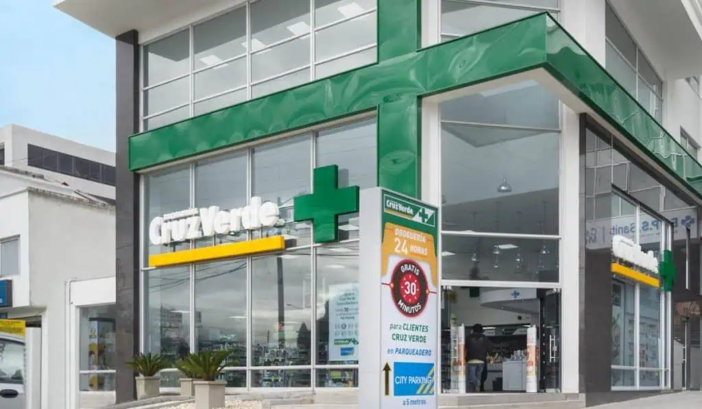Cruz Verde suspenderá medicamentos no PBS a usuarios de Sanitas; la EPS contesta Cruz Verde suspende entrega de medicamentos a usuarios de Sanitas. Imagen: Cruz Verde.