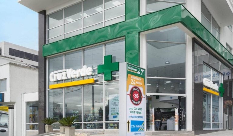 Cruz Verde no distribuirá más medicamentos para EPS Sanitas desde octubre de 2026 Cruz Verde suspende entrega de medicamentos a usuarios de Sanitas. Imagen: Cruz Verde.