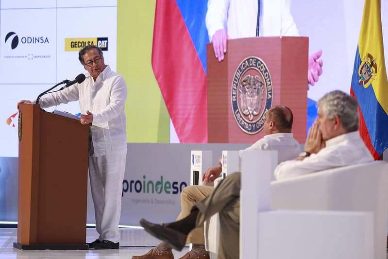 Petro dice que altos salarios del Estado se congelarían en 2024