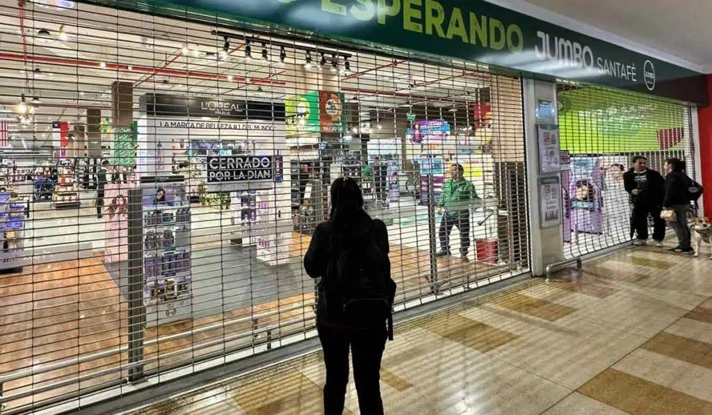DIAN cierra el Jumbo del Centro Comercial Santafé, en Bogotá, por incumplir con factura electrónica Cierre de Jumbo Santafé