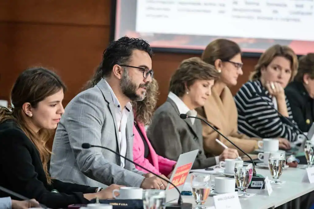Galán escucha a sus anteriores contrincantes y define funciones en su equipo de empalme Equipo de Galán en reunión de empalme con la Alcaldía de Claudia López