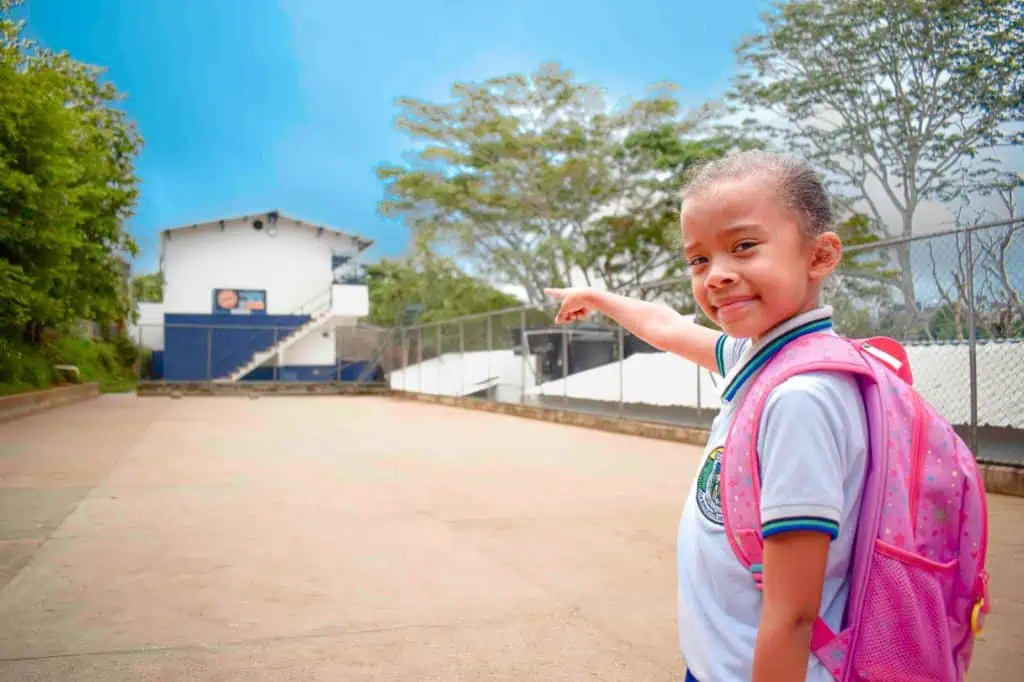 Aris Mining mejora la educación en Antioquia para 860 estudiantes Estudiante I.E. Fray Martín de Porres