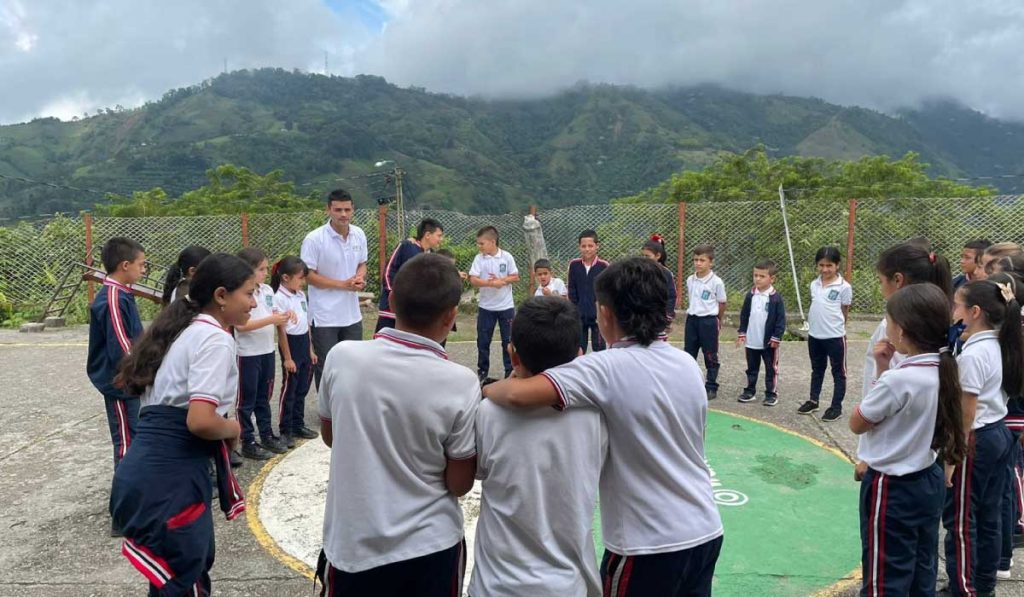 La Fundación Greenland capacitando a niños de la vereda Pan de Azúcar en Caldas. 