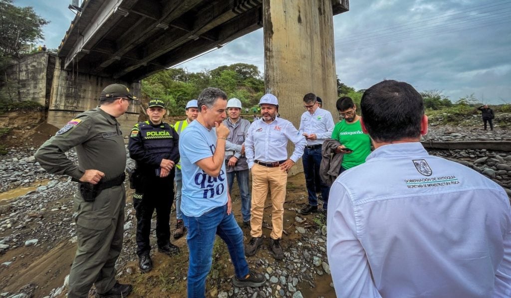 Gobernador de Antioquia y equipo evalúan afectaciones sobre el rio Tonusco