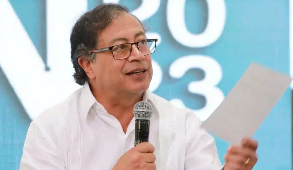 No vamos a explorar petróleo y gas en Venezuela: Petro aclara su idea entre Ecopetrol y PDVSA Gustavo, presidente de Colombia, en un evento público