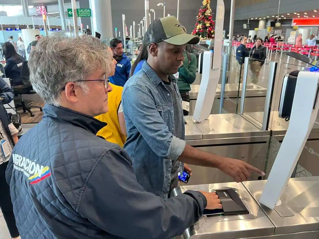 Aeropuertos en Colombia agilizarán el tránsito de pasajeros Identificación en aeropuerto de Colombia