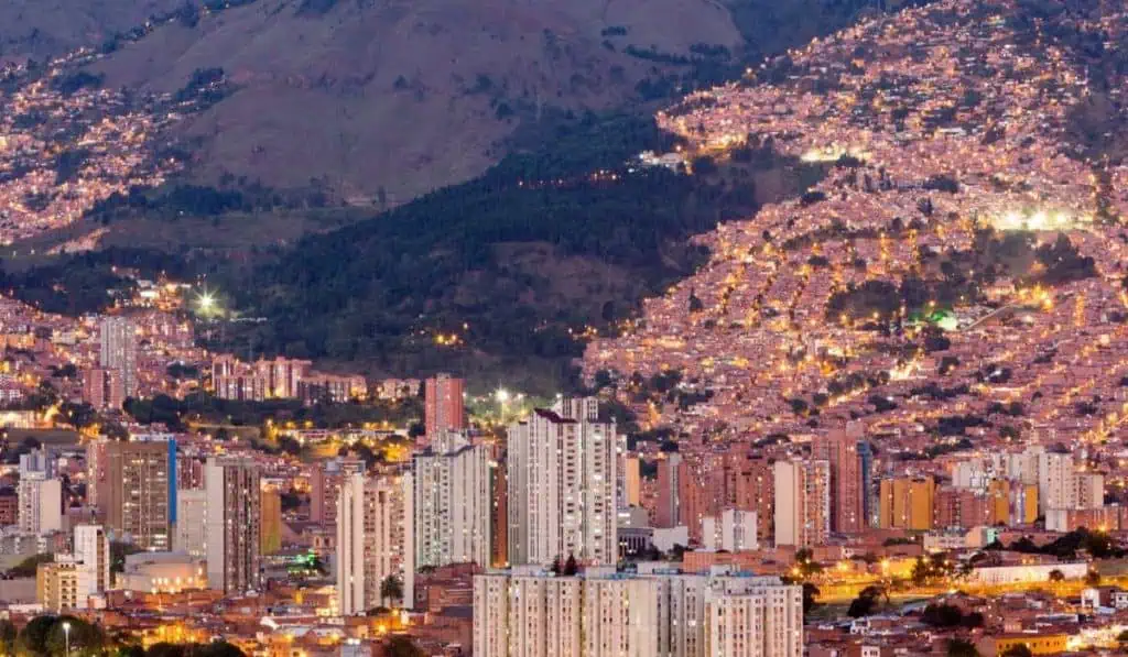 Economía de Antioquia crecerá 2,5 % en 2024, impulsada por el compromiso de las empresas de la región Amarilo