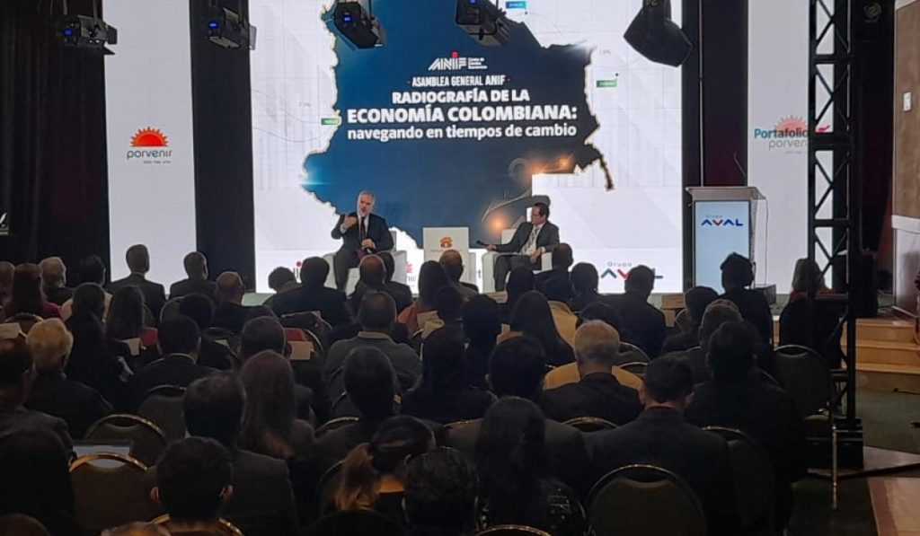 Iván Duque, expresidete se va contra Petro.
