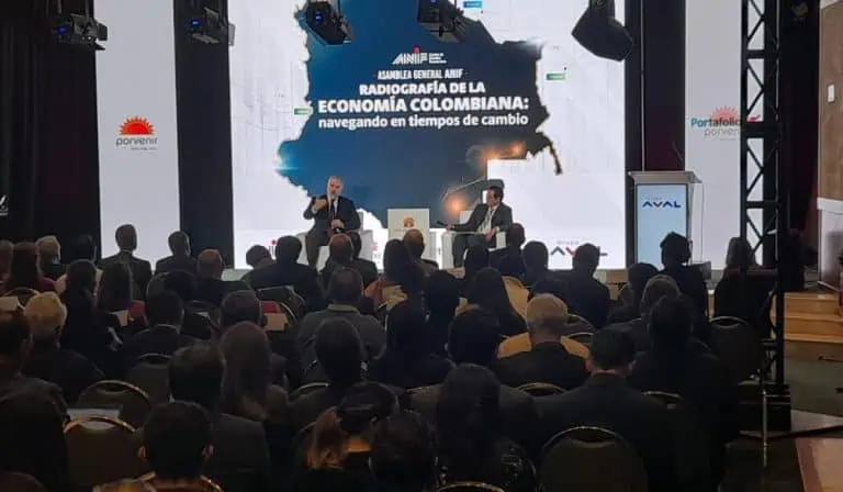 Iván Duque, expresidete se va contra Petro.