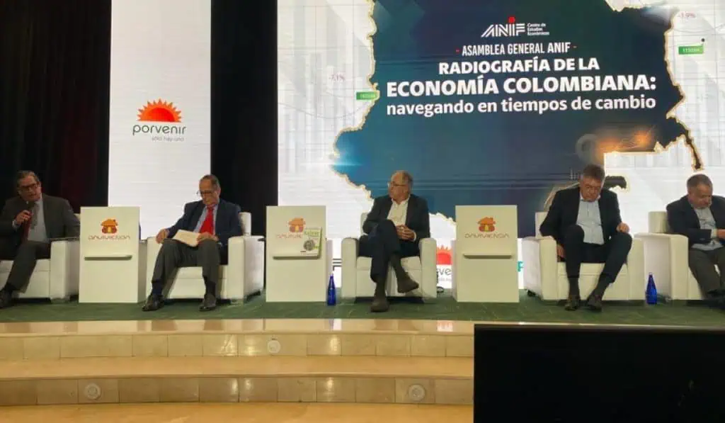 Exministros de Hacienda alertan por duro panorama fiscal en Colombia Exministros de Hacienda sobre panorama fiscal de Colombia.
