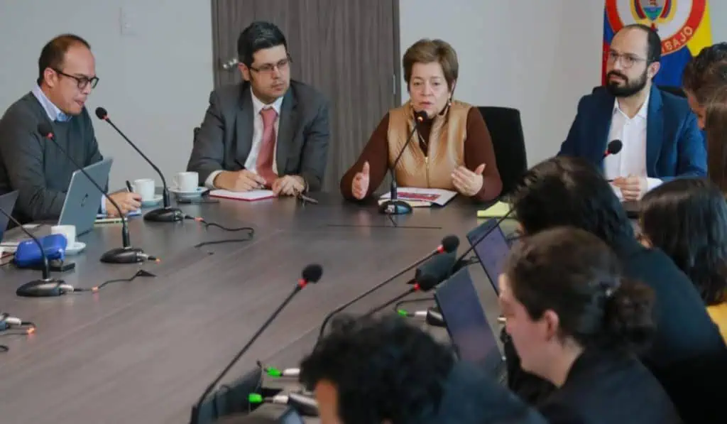 Mesa de concertación salarial eleva llamado para que Banco de la República baje tasas de interés Acuerdos de la mesa de concertación salarial y laboral.