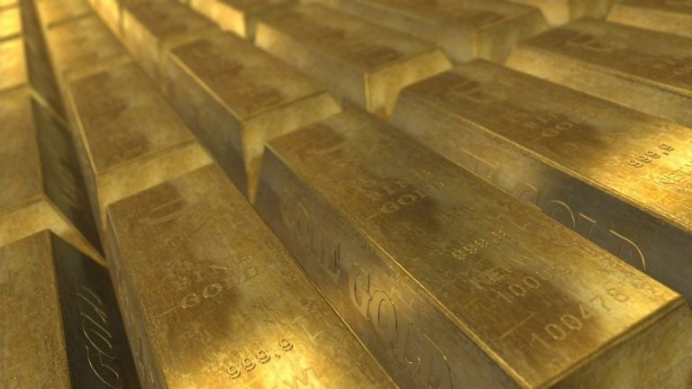 Precio del oro tuvo un desplome repentino en medio alza del dólar y ante posible nuevo recorte de tasas de la FED