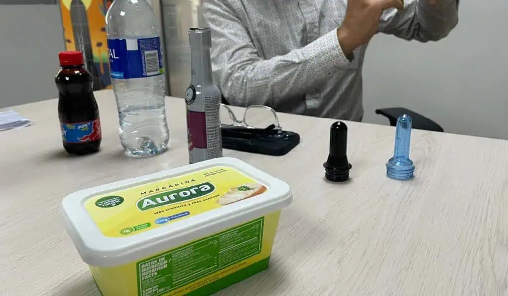 Así es la mega planta de Amcor con capacidad de producir 120 millones de botellas sostenibles al mes Las preformas que después se convierten en botellas creadas por Amcor. Imagen: Valora Analitik.