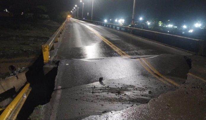 Puente Tonuso caído en vía a Santa Fe de Antioquia