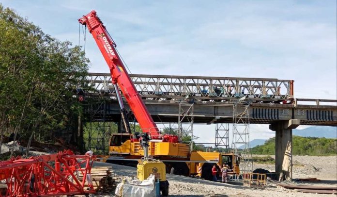 Puente metálico provisional en vía Medellín Urabá en río Tonusco