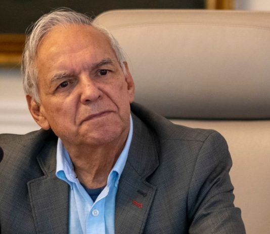 Ricardo Bonilla, ministro de Hacienda, en una reunión en la Casa de Nariño