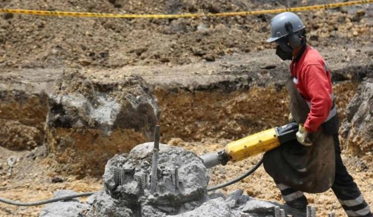 Por obras en la Av. carrera 68 con calle 63 hay cierre total.