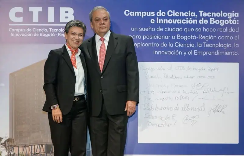 Claudia López firma convenio para la construcción de megaobra de ciencia y tecnología en Bogotá Claudia López, alcaldesa de Bogotá y presidente de la Cáma de Comercio de Bogotá