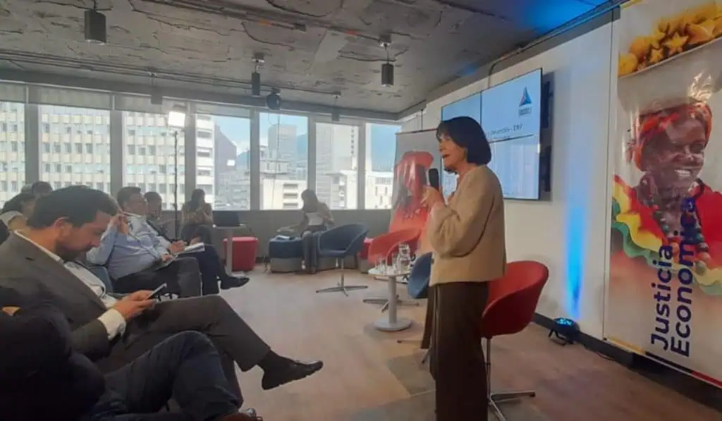 Codirectora Acosta: Hay mecanismos para cumplir metas ambientales sin cambiar Regla Fiscal Codirectora del BanRep. Olga Lucía Acosta.