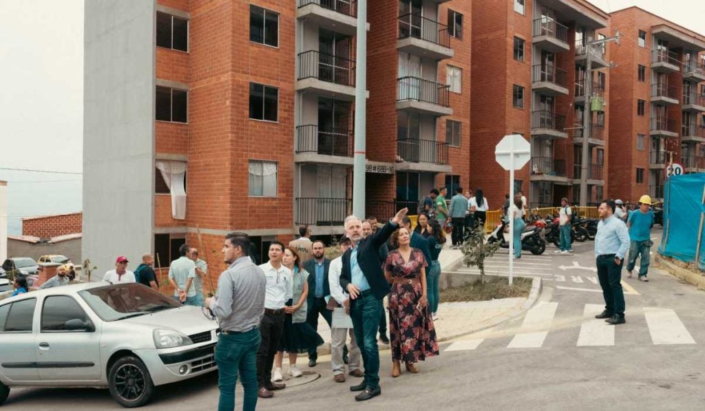 Trabajadores reciben viviendas de su propia constructora