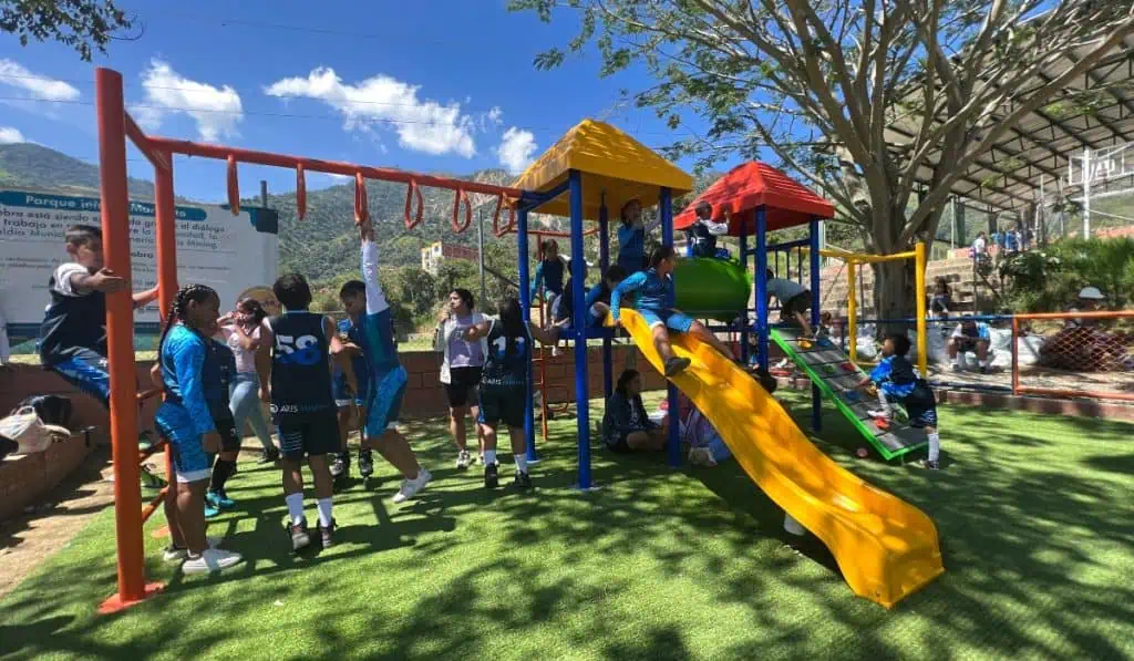 Aris Mining entregó nuevas adecuaciones para cultura y recreación en Caldas Inauguración parque infantil Marmato Caldas (1)