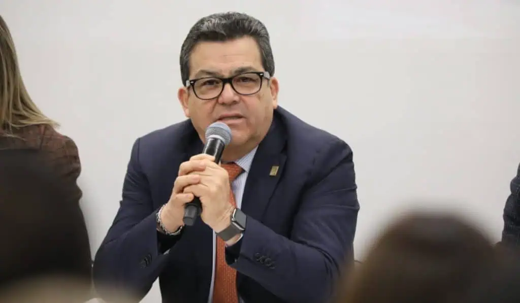 Reforma Pensional: Cotizantes en fondos privados no podrían pasarse a Colpensiones para recibir mayor mesada Jaime Dussán, presidente de Colpensiones, en una reunión en Bogotá en diciembre de 2023