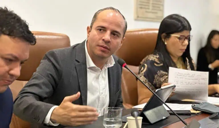 Proponen no instalar alumbrados de Navidad en Colombia por crisis de energía y fenómeno de El Niño Juan Espinal, segundo vicepresidente de la Cámara de Representantes