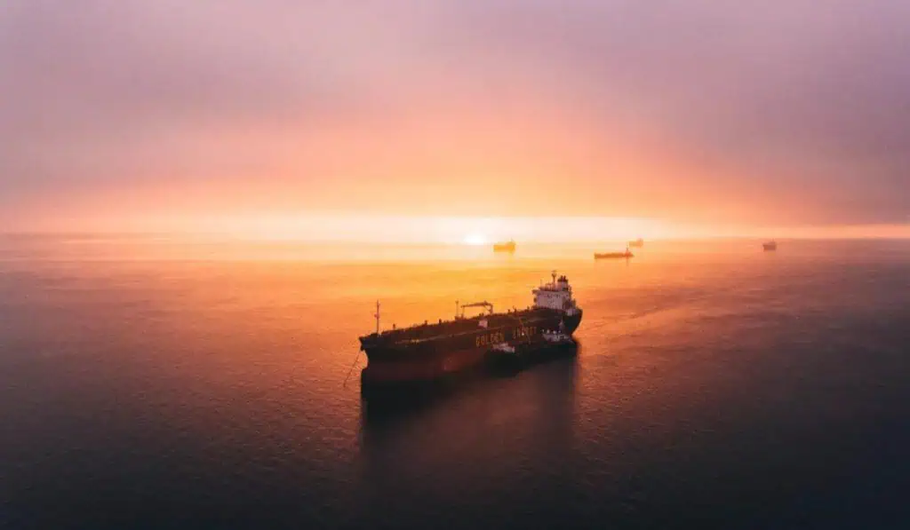 Premercado | Se disparan precios del petróleo por nuevos ataques en el Mar Rojo; bitcoin escala a US$45.000 Barco en el Mar Rojo