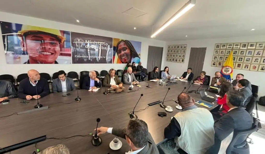 ¿Por qué el presidente Petro terminaría definiendo el alza del salario mínimo en Colombia para 2025? salario mínimo en Colombia para 2025