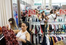 Mujeres comprando ropa en Medellín