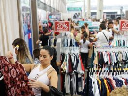 Mujeres comprando ropa en Medellín