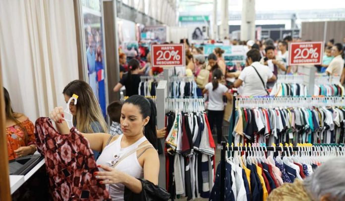 Mujeres comprando ropa en Medellín