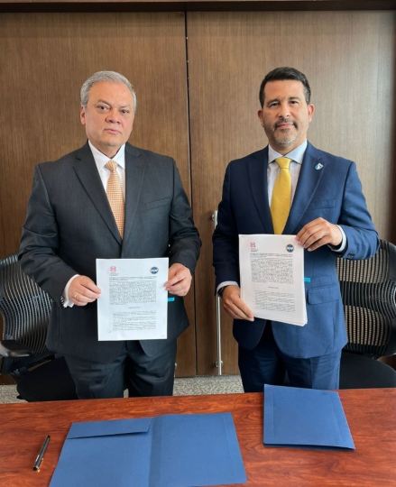 Ovidio Claros, presidente de la CCB y Luis Eduardo Llinás director general de la UIAF.