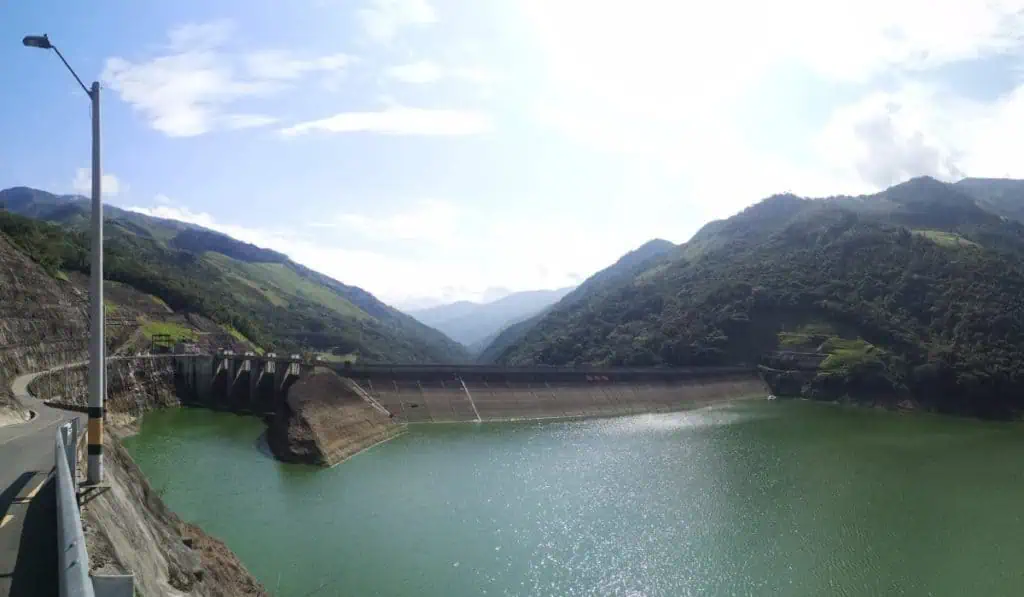 Contraloría alerta alza en tarifas de energía por fenómeno de El Niño Precios energía Porce III