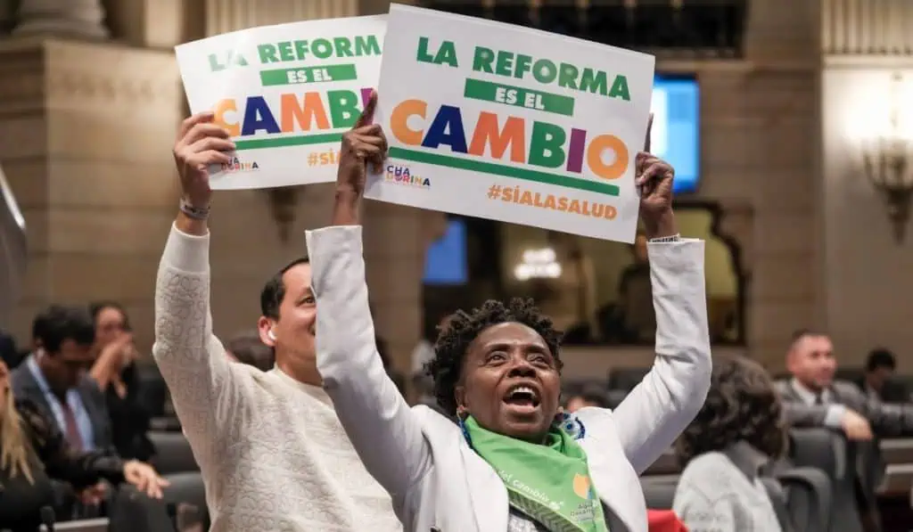 Congreso de Colombia tendrá que trabajar más desde este 2024 Cartel de la reforma a la salud