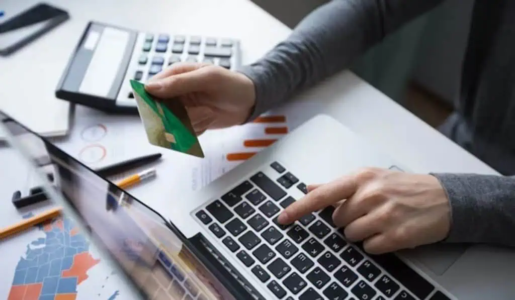 Este banco desbancó a NuBank y otras entidades en altas tasas de interés para cuentas de ahorro Avances con tarjetas de crédito