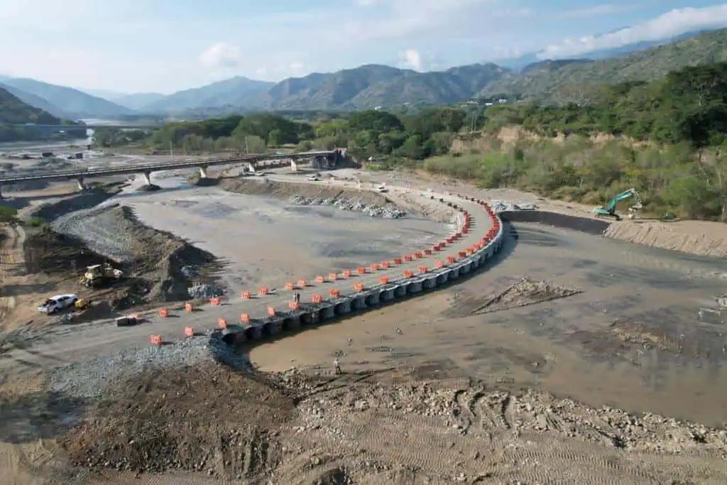 Ya entró en operación la vía provisional tras colapso del puente Tonusco Nueva vía río Tonusco. Foto: ANI