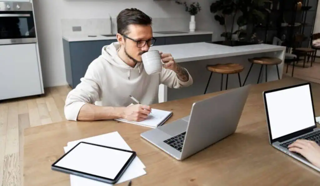 Si está buscando empleo en el exterior, siga estos consejos para tener una CV exitosa Trabajo remoto
