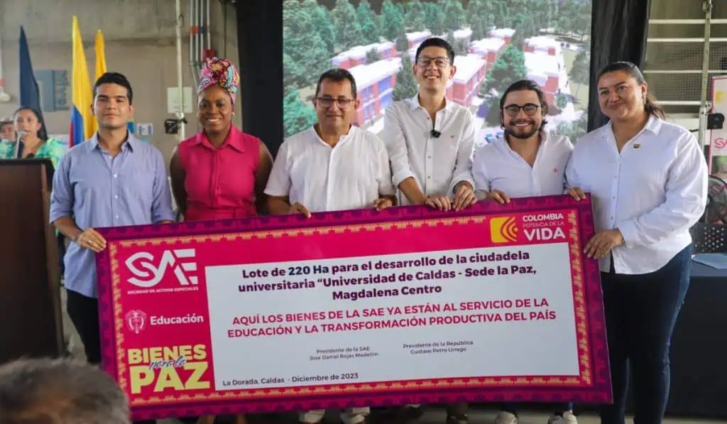 Universidad de Caldas recibió terrenos de la SAE expropiados del narcotráfico Universidad de Caldas recibió terrenos de la SAE.
