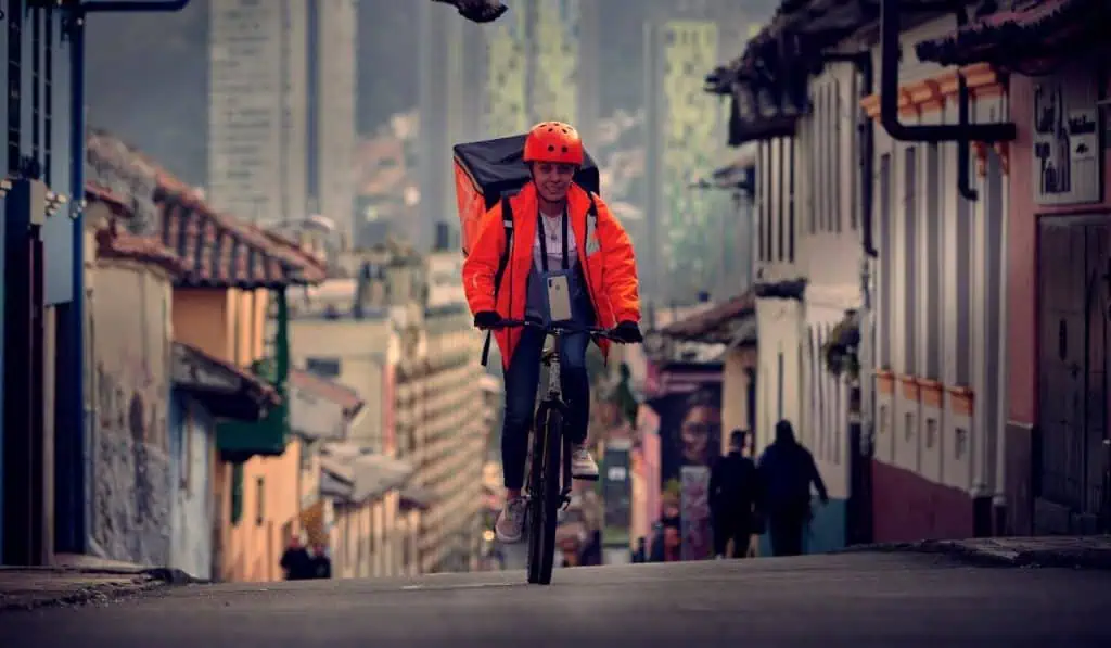 Asocajas propone unir subsidio de pensión y familiar para adultos mayores trabajadores en plataformas digitales de Colombia