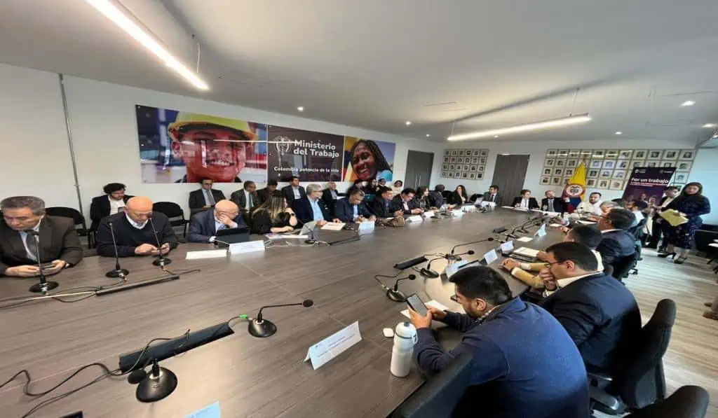 Pese a desacuerdos, se mantiene voluntad de negociar aumento del salario mínimo para 2024; habrá desindexación Cuarta reunión de la mesa de concertación laboral. Foto: MinTrabajo.