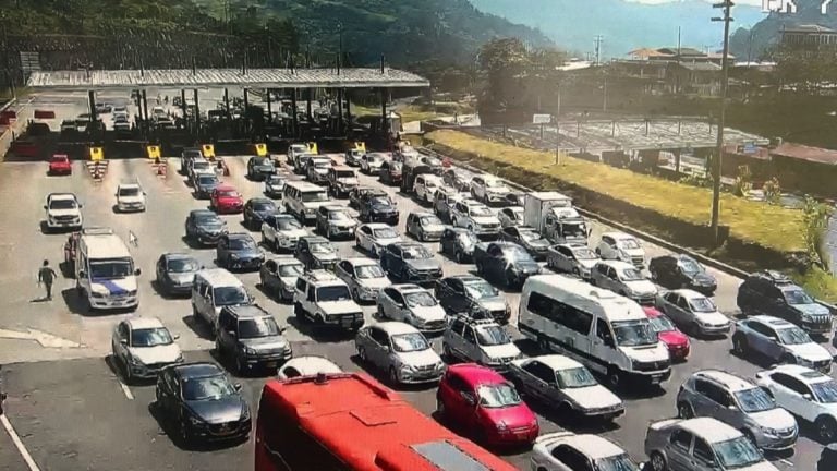 Alto flujo vehícular sentido Villavicencio - Bogotá