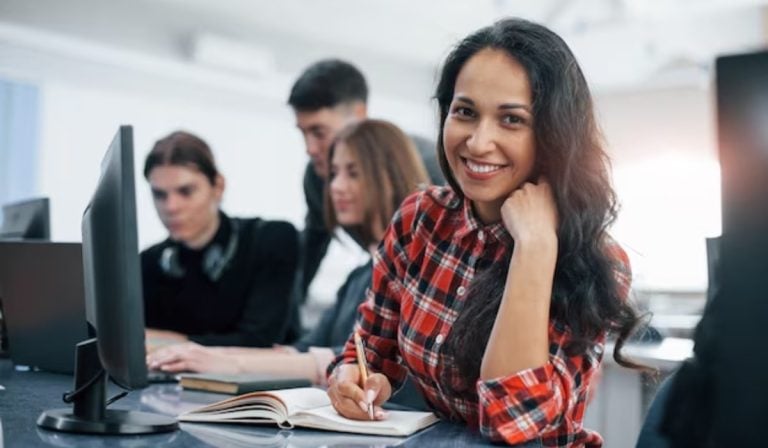 Trabajadores podrán estudiar pregrado con becas del 90 % en Colombia: fecha límite para aplicar