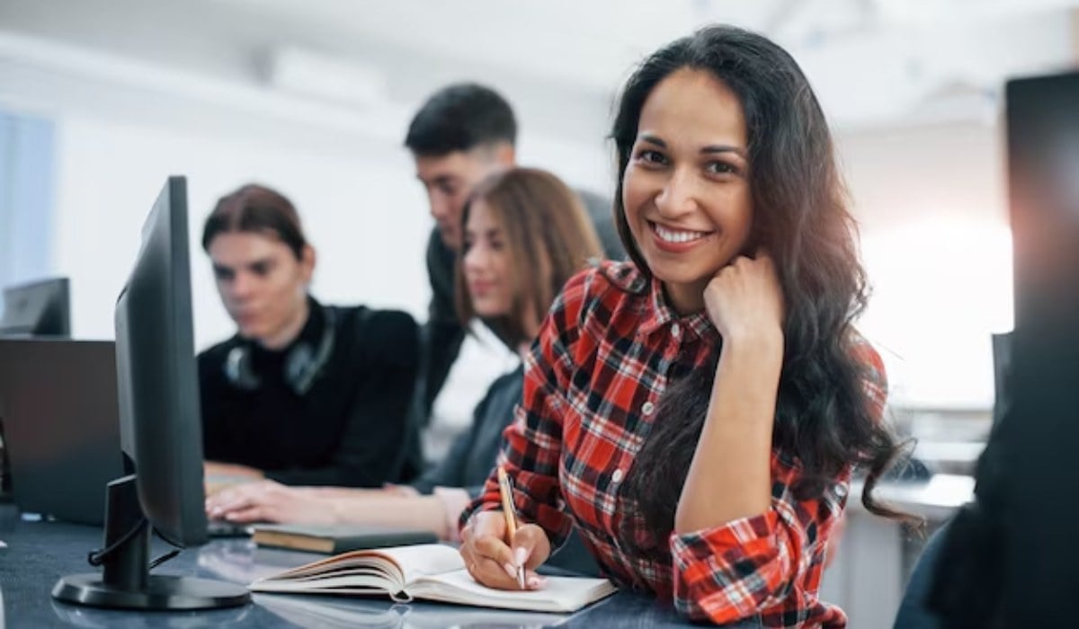 Trabajadores podrán estudiar pregrado con becas del 90 % en Colombia: fecha límite para aplicar