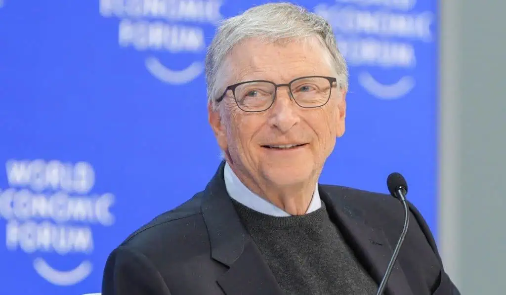 Bill Gates recomienda bajarle al uso del celular: ¿Qué sugiere hacer? Bill Gates en el Foro Económico Mundial 2024