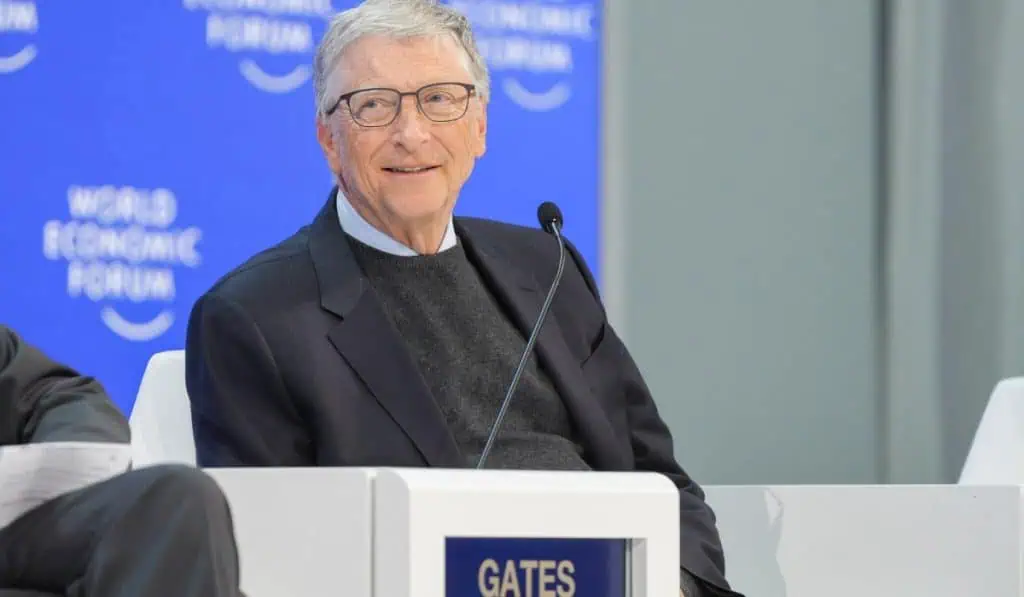 Bill Gates recomienda bajarle al uso del celular: ¿Qué sugiere hacer? Bill Gates en el Foro Económico Mundial 2024