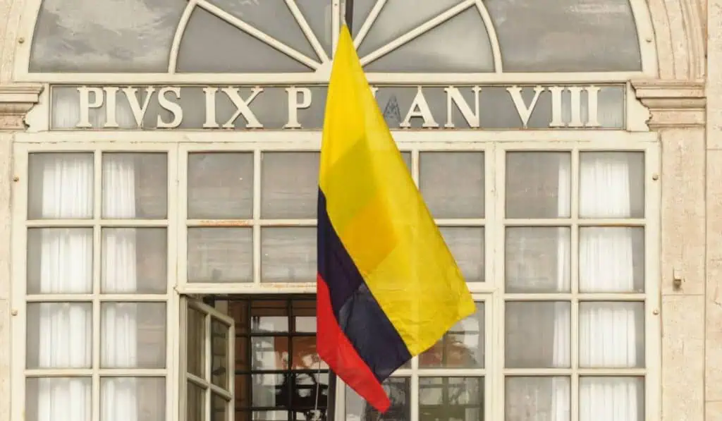 Entrevista | S&P ve que riesgo fiscal de Colombia “sigue siendo alto” Bandera de Colombia