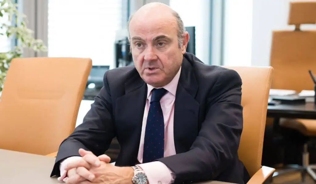 Las tres razones del débil crecimiento económico en la Zona Euro Luis de Guindos sobre crecimiento económico en Europa